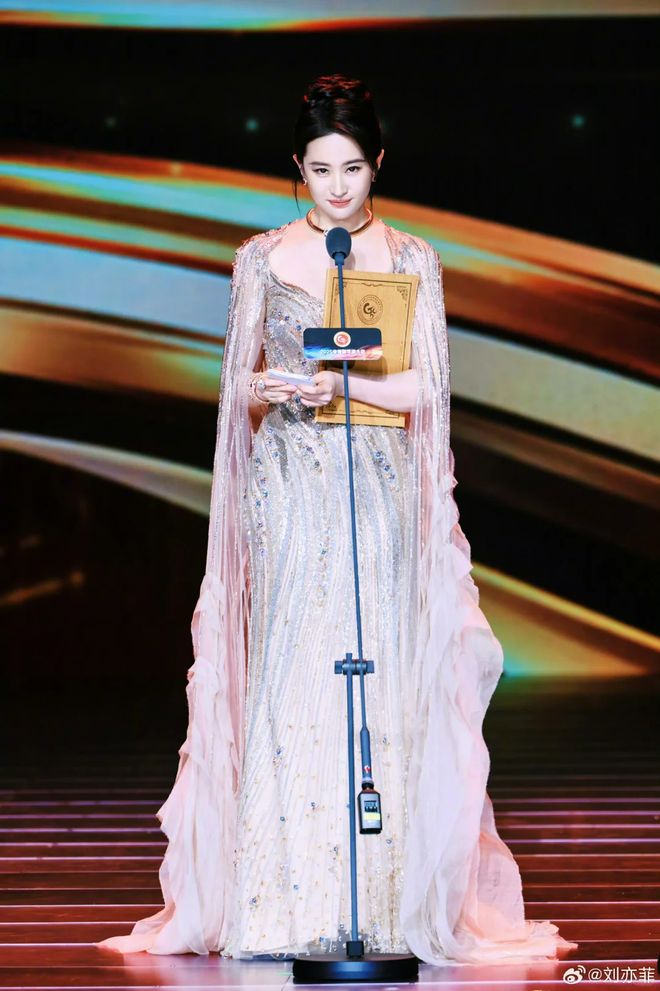 刷屏气质绝了：这才是顶级松弛感开元ky棋牌37岁刘亦菲拿奖照(图13)
